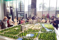 Công ty Địa ốc IQI mở bán dự án MT East Park City trên đường Vành đai 3, thu hút khá đông người tham gia. Ảnh: Lê Toàn