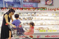 Giá cả hàng hóa tăng cao khiến người dân có xu hướng cắt giảm chi tiêu. Ảnh: Đức Thanh