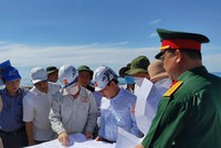 Ông Đặng Văn Minh, Chủ tịch UBND tỉnh Quảng Ngãi cùng đoàn công tác kiểm tra Dự án Đường cơ động phía Đông Nam đảo Lý Sơn. Ảnh: Thanh Chung