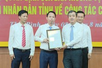 Bí thư Tỉnh ủy Thái Bình Ngô Đông Hải trao quyết định của Ban Thường vụ Tỉnh ủy cho tân Bí thư huyện Tiền Hải Nguyễn Xuân Khánh