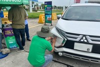 Nhân viên VETC đang dán thẻ thu phí tự động ETC cho khách trên cao tốc.