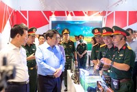 Thủ tướng Chính phủ Phạm Minh Chính xem các sản phẩm của Viettel.