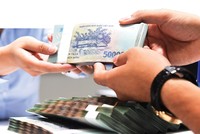 Các doanh nghiệp đang ngóng đợi ngân hàng tăng cung vốn. 