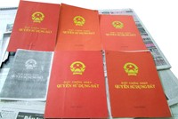 Việc cấp sổ hồng tại các chung cư bị chậm là do vướng mắc trong xác định tiền sử dụng đất. Ảnh: Dũng Minh