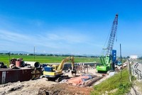 Các nhà thầu thi công cầu Bến Lội thuộc Dự án nâng cấp, mở rộng Quốc lộ 9 đoạn từ cảng Cửa Việt đến Quốc lộ 1, vốn vay WB. Ảnh: Quang Toàn/TTXVN.