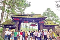 Du khách chụp ảnh lưu niệm tại Khu du lịch Đường hầm Đất Sét (Đà Lạt, Lâm Đồng) 