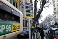 Giá năng lượng tăng cao tiếp tục là nguyên nhân chính gây ra lạm phát ở châu Âu. Ảnh: AP