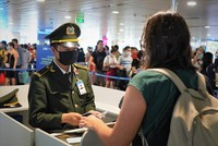 Soi chiếu an ninh hàng không tại sân bay Tân Sơn Nhất.