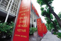 Không chỉ Hà Nội, mà TP.HCM và khắp dọc dài đất nước, đâu đâu trong những ngày Thu này cũng rạng rỡ cờ hoa. Ảnh: Đức Thanh