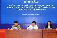 Ông Mai Hùng Dũng (ngồi giữa) Phó chủ tịch UBND tỉnh Bình Dương chủ trì họp báo