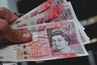 Đồng bảng Anh rớt giá mạnh trong bối cảnh giới đầu tư lo ngại triển vọng kinh tế Anh trở nên u ám. Ảnh: AFP