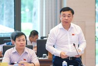 Ủy viên Thường trực Ủy ban Tư pháp Nguyễn Công Long trình bày báo cáo của Tiểu ban 1.