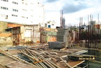 Một dự án thi công dang dở ở TP.HCM. Ảnh: Việt Dũng 