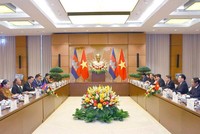 Chủ tịch Quốc hội Vương Đình Huệ hội đàm với Chủ tịch Quốc hội Heng Samrin.