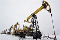 Hoạt động bơm dầu tại giếng dầu Gremikhinskoye ở phía Đông vùng Izhevsk, Cộng hòa Udmurt, Nga. Ảnh minh họa: REUTERS/TTXVN