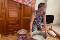 Sau khi thi công Dự án Cải tạo nút giao thông phía Tây cầu Trần Thị Lý, nhà bà Trần Thị Ngọc Tân bị nứt khiến trời mưa là dột khắp nhà.