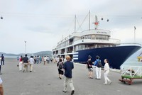 Sealife quảng cáo là đơn vị đầu tiên được cấp phép triển khai tour ngủ đêm vịnh Nha Trang, trong ảnh tàu Sea Aroma. Ảnh: nhatrang-travel