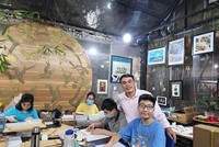 Doanh nhân Lê Việt Cường trong một buổi làm việc tại Vụn Art