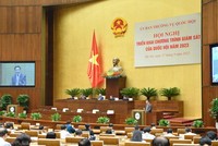 Tổng thư ký Quốc hội Bùi Văn Cường báo cáo tại hội nghị.