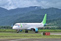 Một tàu bay phản lực Embraer của Bamboo Airways hạ cánh đón khách tại sân bay Điện Biên.