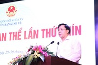 Thứ trưởng Bộ Kế hoạch và Đầu tư Trần Duy Đông trình bày báo cáo.