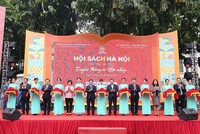 Các đại biểu cắt băng khai mạc Hội Sách Hà Nội lần thứ VII năm 2022.