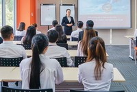 Số lượng đại lý bảo hiểm trên thị trường hiện khá lớn. Ảnh: Dũng Minh