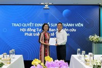 Bà Hà Thu Thanh nhận quyết định trở thành thành viên của Ban Nghiên cứu phát triển kinh tế tư nhân