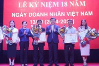 Tại hội nghị, UBND tỉnh Phú Yên đã tặng bằng khen cho 15 doanh nhân tiêu biểu năm 2022 có thành tích xuất sắc trong đóng góp phát triển của tỉnh Phú Yên. Nguồn: PYO