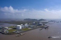 Một trạm lưu trữ LNG tại cảng nước sâu Yangshan, Thượng Hải, Trung Quốc. Ảnh: Bloomberg