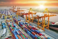 Kể từ khi Fed tăng lãi suất đầu năm đến giờ, ngoại trừ khủng hoảng nợ có thể xảy ra do một vài nước vay nợ nước ngoại tệ quá nhiều, chưa có bất kỳ một cuộc tháo chạy vốn ào ạt nào khỏi các nền kinh tế mới nổi. Trong đó, Việt Nam là quốc gia đang thu hút vốn ròng ấn tượng nhất khu vực.