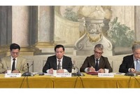 Chủ tịch UBND tỉnh Thái Bình Nguyễn Khắc Thận cùng lãnh đạo Thương vụ Việt Nam tại Italy và Liên đoàn giới chủ Toscana chủ trì buổi hội thảo