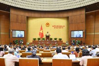 Bộ trưởng Bộ Thông tin và Truyền thông Nguyễn Mạnh Hùng trình bày Tờ trình về dự án Luật Giao dịch điện tử (sửa đổi) trong phiên làm việc sáng 25/10