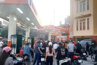 Tình trạng người dân phải xếp hàng dài chờ mua xăng tại Hà Nội những ngày qua.