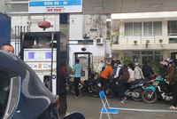 Sáng 7/11, tại cây xăng tại 69 Lạc Trung, Vĩnh Tuy (Hà Nội) bán xăng không quá 500.000 đồng/xe ô tô.