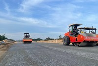 Thi công cao tốc Bắc - Nam đoạn Cam Lâm - Vĩnh Hảo.