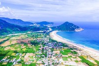 Hạ tầng ven biển tỉnh Bình Định luôn được địa phương này quan tâm. Ảnh Dũng Nhân