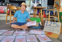 Giám đốc sàn giao dịch bất động sản ở Bình Thuận Nguyễn Hữu Trí bày bán… sổ đỏ ở vỉa hè.