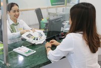 Nhiều ngân hàng đẩy mạnh chương trình khuyến mại, cộng thêm lãi suất tiền gửi kỳ hạn trên 6 tháng để thu hút dòng tiền