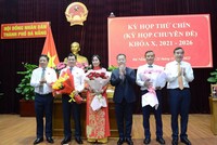 Lãnh đạo Thành phố Đà Nẵng tặng hoa chúc mừng ông Trần Phước Sơn và bà Nguyễn Thị Anh Thi được bầu làm Phó Chủ tịch HĐND thành phố. Ông Phạm Nam Sơn được bầu bổ sung Ủy viên UBND thành phố.