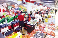 Kinh tế Việt Nam đang trên đà phục hồi tăng trưởng khả quan, song cũng đối mặt với rất nhiều thách thức, khó khăn trong bối cảnh kinh tế toàn cầu có nguy cơ suy thoái hiện nay. Ảnh: Đức Thanh