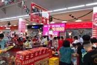 Người mua xếp hàng chờ thanh toán tại siêu thị GO. Ảnh: Quỳnh Nga