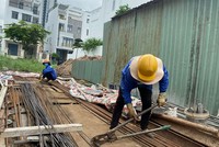 Thị trường địa ốc khó khăn kéo dài, đẩy nhiều doanh nghiệp nhà thầu vào thế “nước sôi, lửa bỏng”. Ảnh: Dũng Minh 