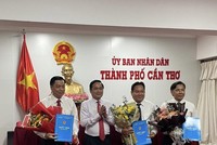 Phó Chủ tịch UBND TP. Cần Thơ Nguyễn Văn Hồng trao các Quyết định bổ nhiệm cán bộ. Ảnh: Thùy Trang