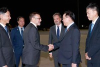 Tối 29/11, giờ địa phương, Chủ tịch Quốc hội Vương Đình Huệ đã đến sân bay quân sự Canberra, Thủ đô Canberra, Australia - (Ảnh Doãn Tấn/TTXVN) 