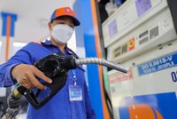 Bộ Tài chính đề xuất tiếp tục áp dụng mức sàn thuế bảo vệ môi trường với xăng dầu năm 2023.