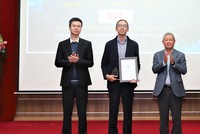 Ông Nguyễn Thành Hưng – Chủ tịch Hiệp hội An toàn thông tin Việt Nam – trao chứng nhận cho HPT