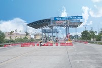 Trạm thu phí cầu Văn Lang.