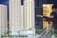 Giá nhà ở không những không giảm, mà còn tăng lên. Ảnh: Dũng Minh 