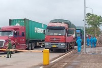 Hàng nông sản, thủy sản xuất khẩu sang Trung Quốc qua lối mở cầu phao tạm Km3+4 Hải Yên trong ngày đầu năm mới. Ảnh: Hữu Việt.